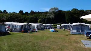 Camping Le Parage - Wohnmobil- und Wohnwagenstellplätze auf der Wiese