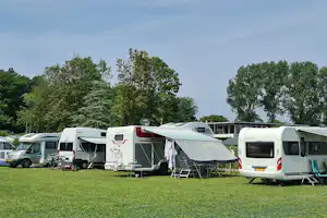 Camping Le Parage - Wohnmobil- und Wohnwagenstellplätze auf der Wiese
