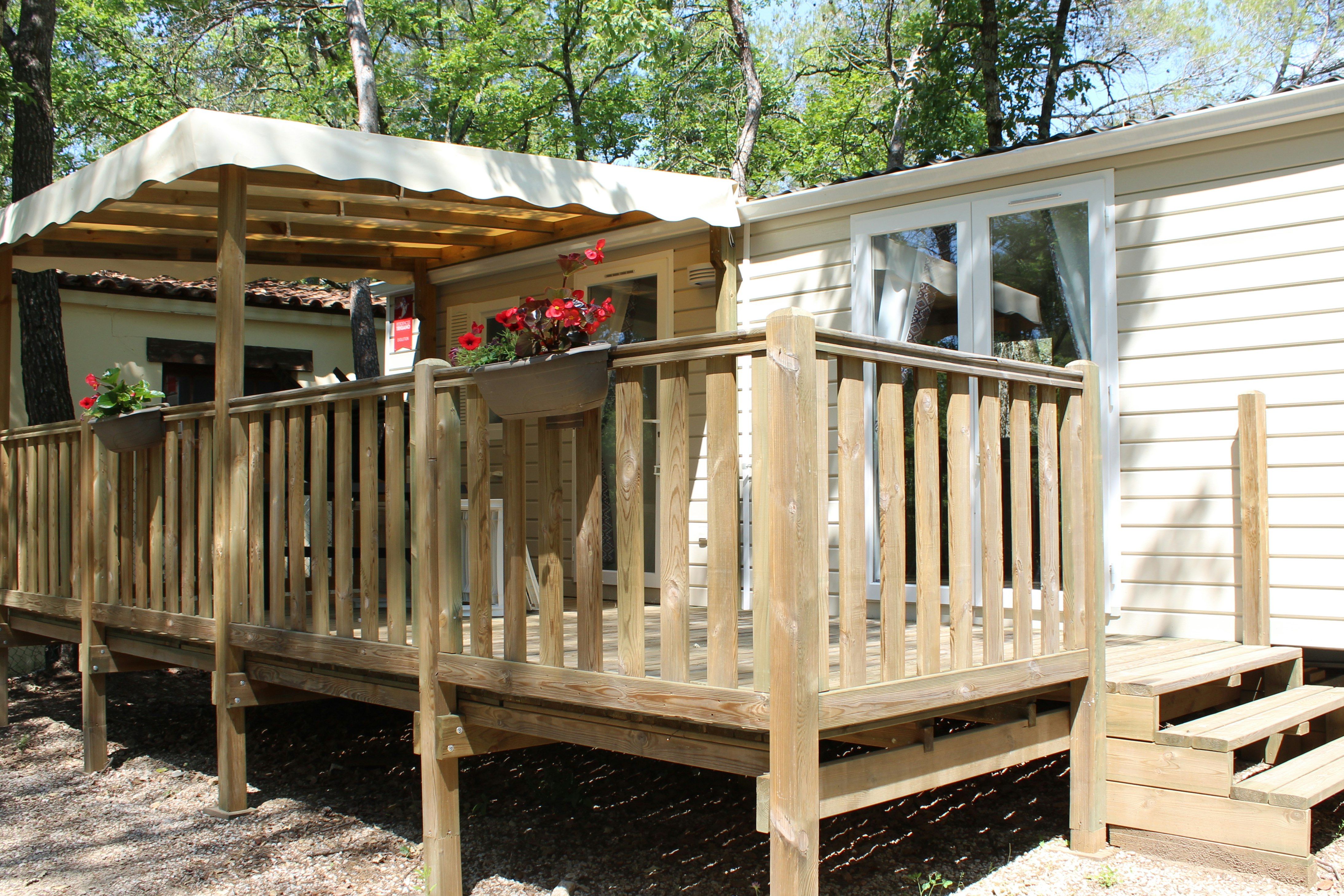 Camping Le Parc - Mobilheim mit überdachter Terrasse