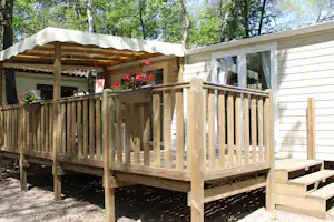Camping Le Parc - Mobilheim mit überdachter Terrasse