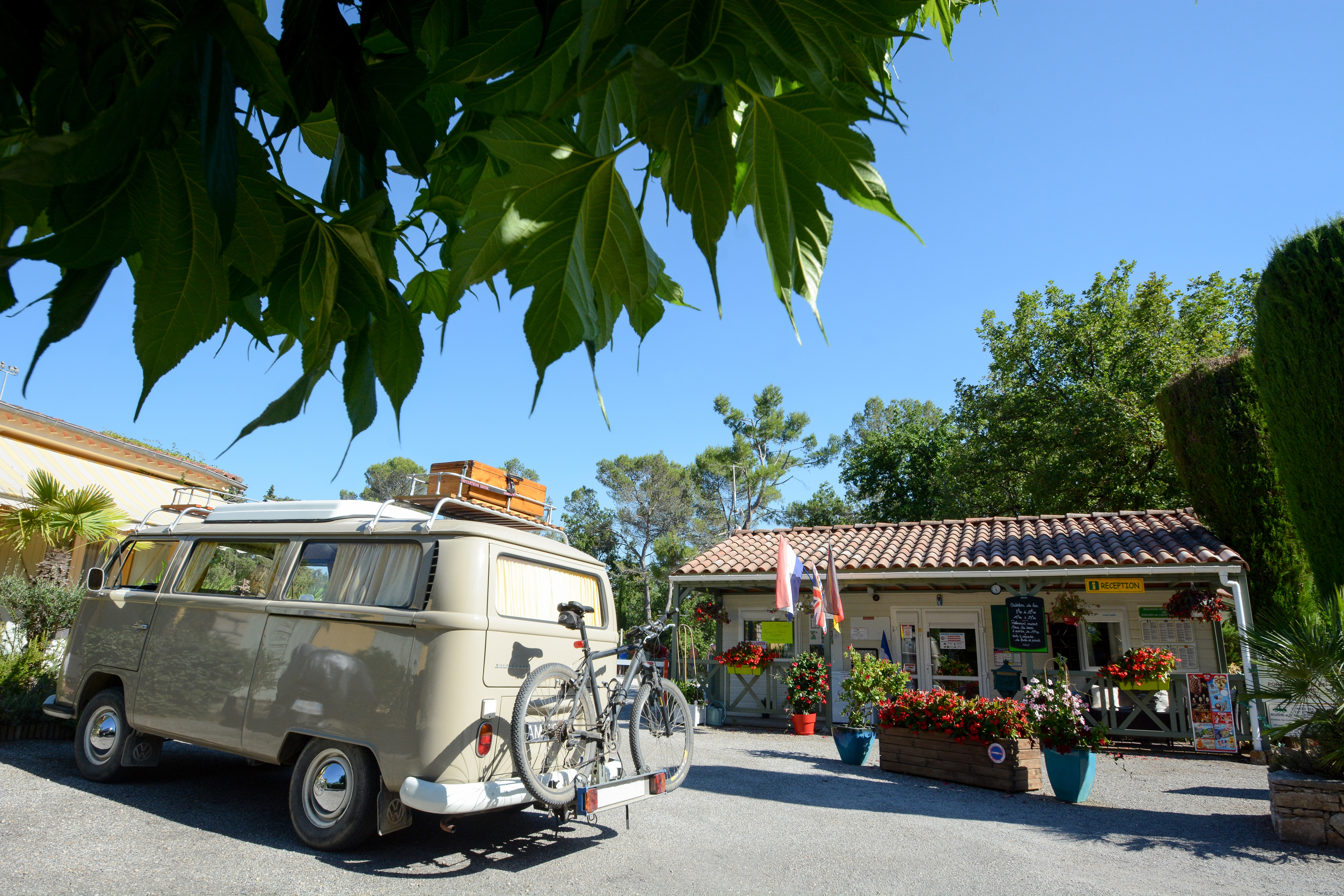 Camping Le Parc - Rezeption und Bulli 