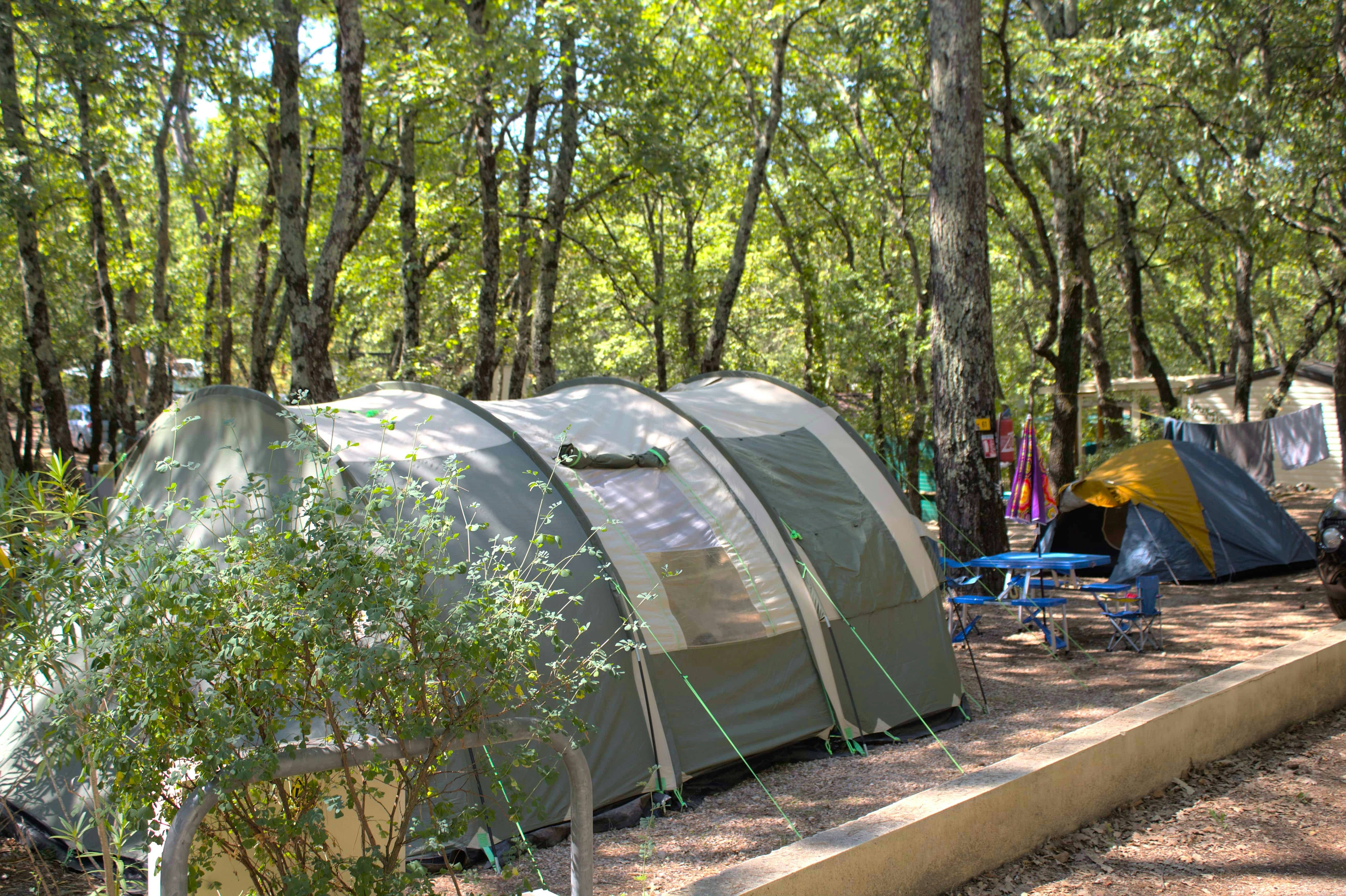 Camping Le Parc - Zelte auf Standplätzen