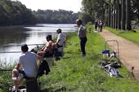 Camping Le Parc de Vaux - Angler am Fluss La Varenne in der Nähe des Campingplatzes