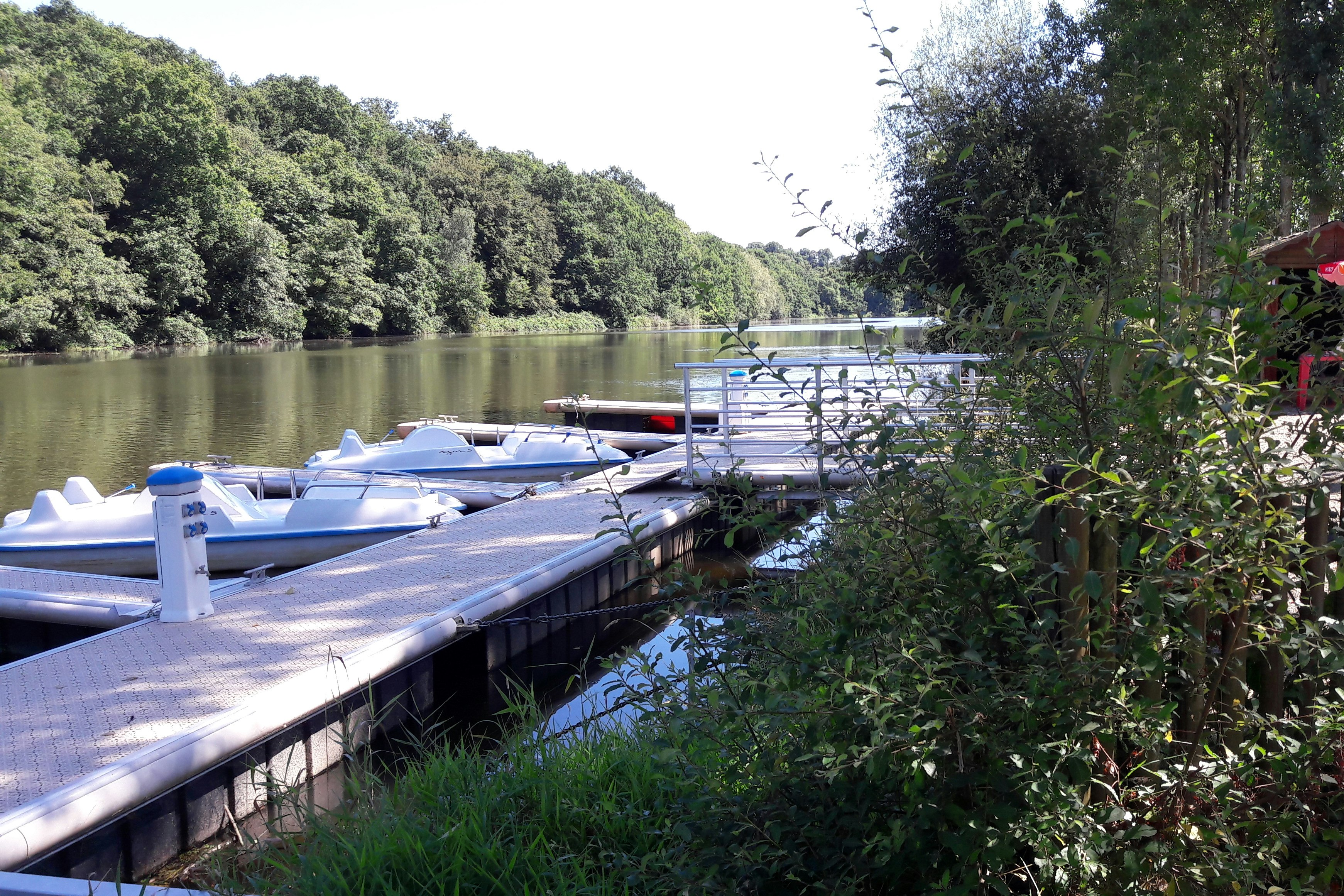 Camping Le Parc de Vaux - Anleger auf dem Fluss mit vertäuten Booten