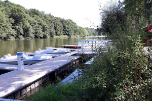 Camping Le Parc de Vaux - Anleger auf dem Fluss mit vertäuten Booten