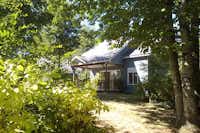 Camping Le Parc de Vaux - Holzhaus im Grünen mit überdachter Veranda
