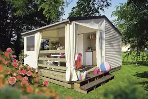 Camping Le Parc de Vaux - Mobilheim mit überdachter Veranda und Sitzgelegenheiten