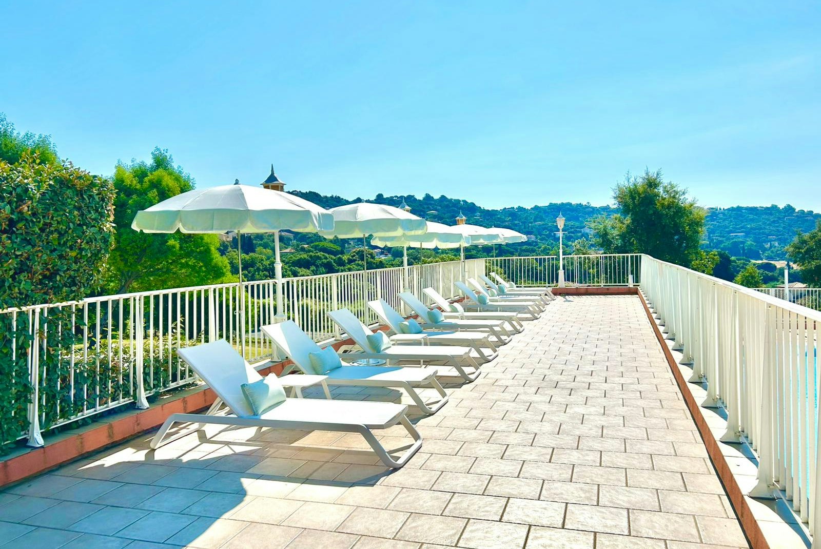 Camping Le Parc des Chênes - Liegestühle mit Sonnenschirmen auf dem Campingplatz