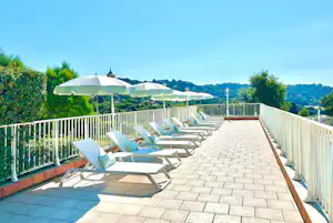 Camping Le Parc des Chênes - Liegestühle mit Sonnenschirmen auf dem Campingplatz