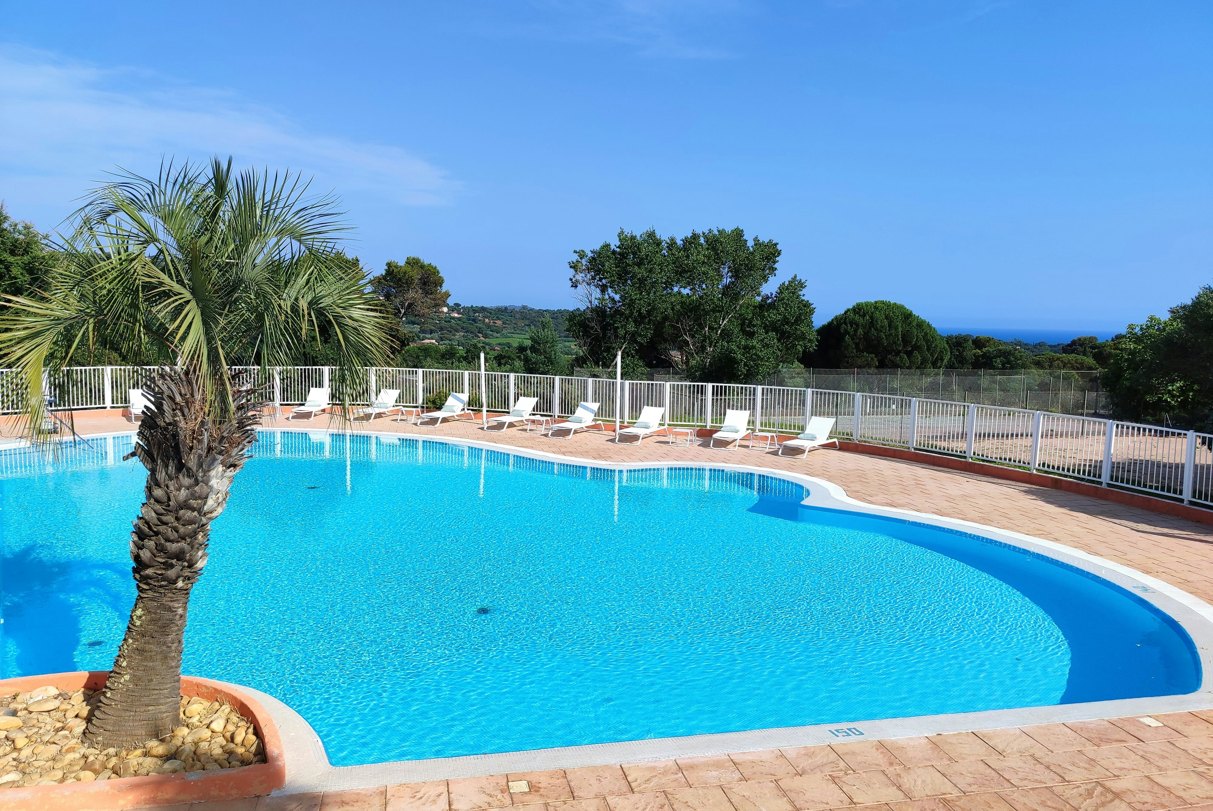 Camping Le Parc des Chênes - Pool im Freien mit Liegestühlen auf dem Campingplatz