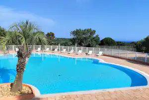 Camping Le Parc des Chênes - Pool im Freien mit Liegestühlen auf dem Campingplatz