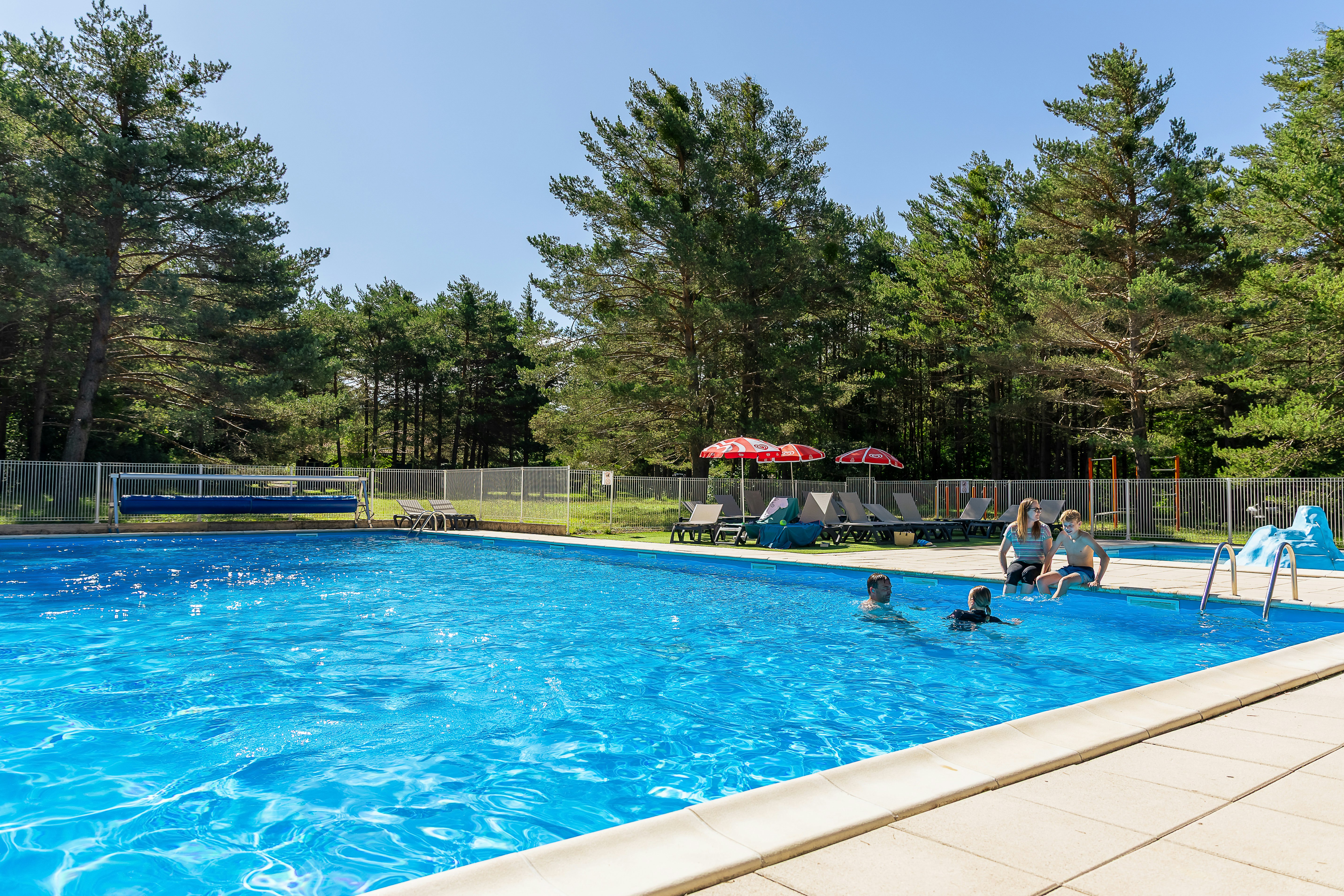 Camping Le Parc des Sérigons  - Pool im Freien mit Liegestühlen und Sonnenschirmen