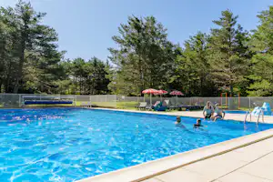 Camping Le Parc des Sérigons - Pool im Freien mit Liegestühlen und Sonnenschirmen