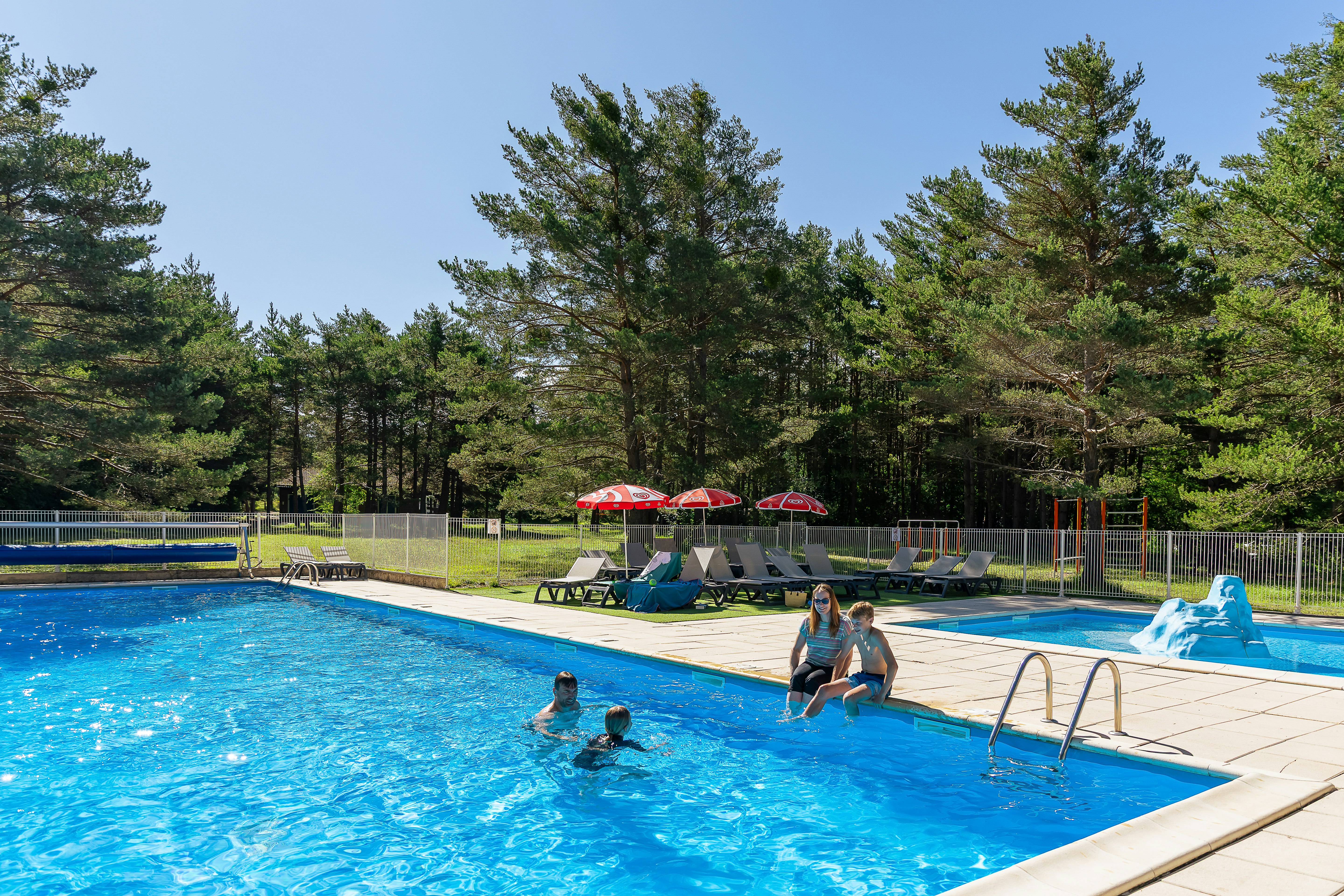 Camping Le Parc des Sérigons  - Pool im Freien mit Liegestühlen und Sonnenschirmen