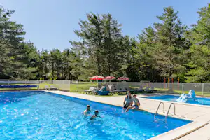 Camping Le Parc des Sérigons - Pool im Freien mit Liegestühlen und Sonnenschirmen