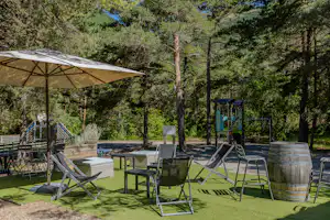 Camping Le Parc des Sérigons - Terrasse neben dem Kinderspielplatz auf dem Campingplatz
