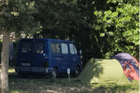 Camping Le Parc - Wohnmobil- und  Wohnwagenstellplätze im Schatten der Bäume