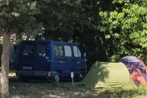 Camping Le Parc - Wohnmobil- und Wohnwagenstellplätze im Schatten der Bäume