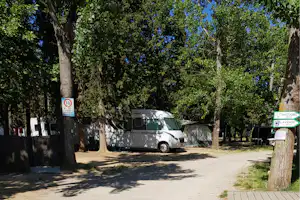 Camping Le Parc - Wohnmobil- und Wohnwagenstellplätze im Schatten der Bäume