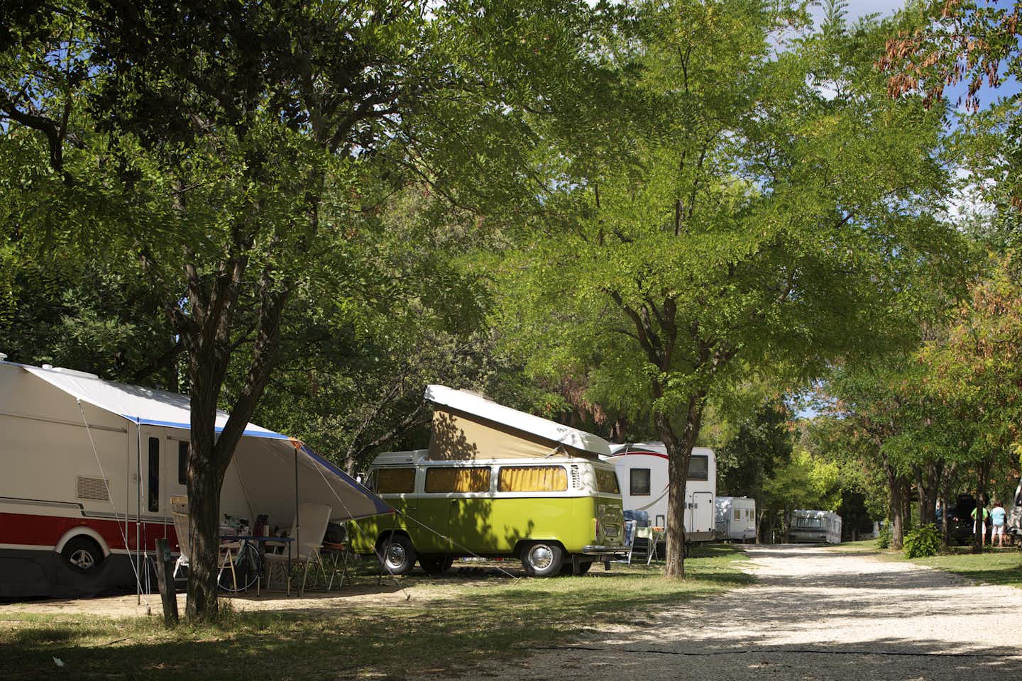 Camping Le Pastory  -  Wohnwagenstellplatz vom Campingplatz zwischen Bäumen
