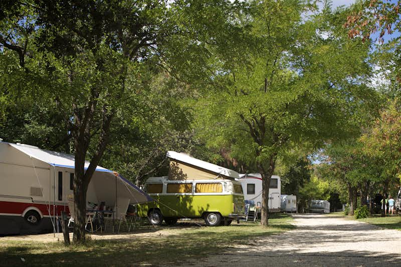 Camping Le Pastory  -  Wohnwagenstellplatz vom Campingplatz zwischen Bäumen