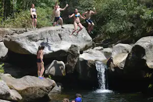 Camping Le Pastural - Gäste beim Baden in der Natur