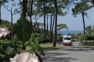 Camping Le Pavillon Royal - ein Wohnmobil in den Straßen des Campingplatzes
