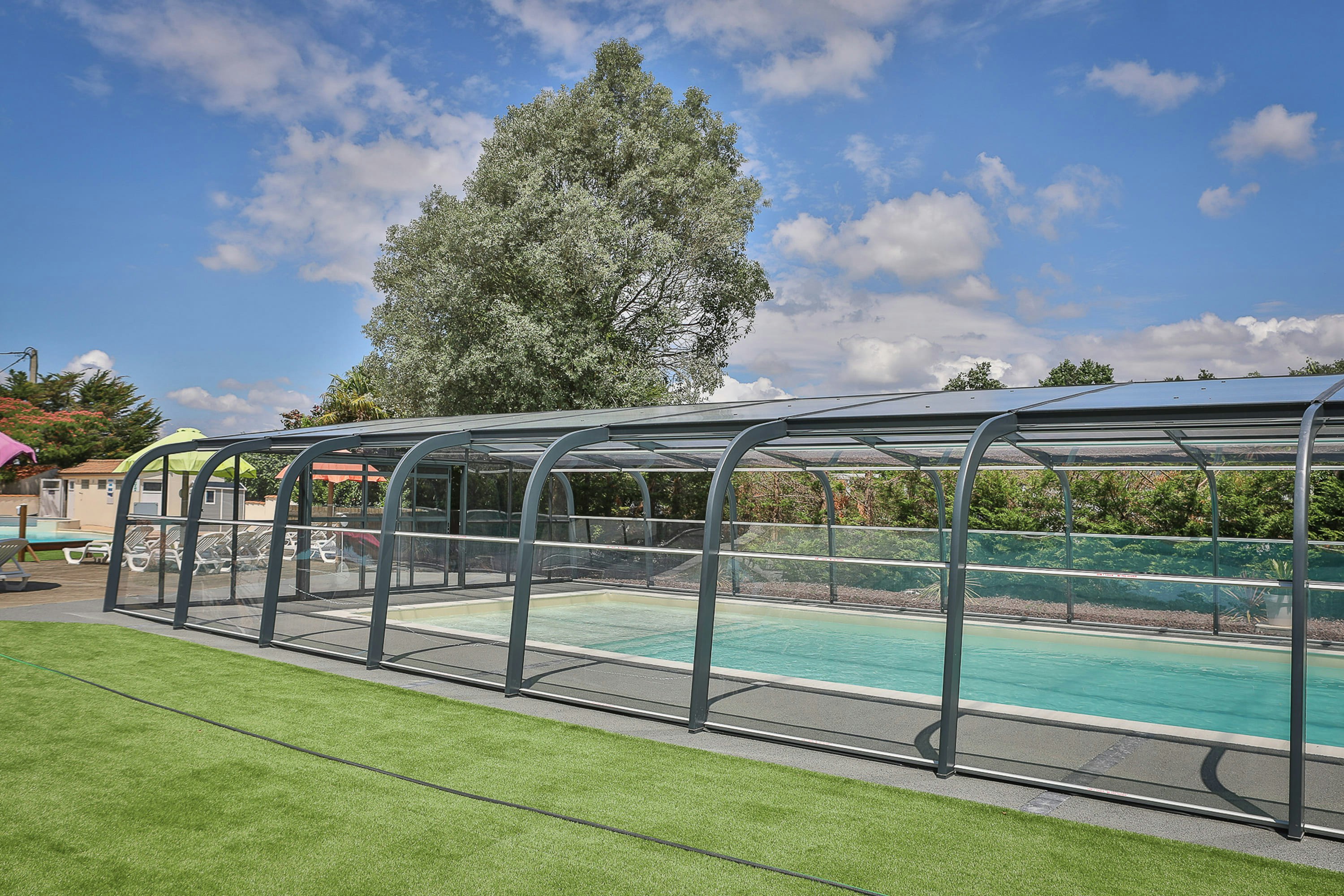 Flower Camping le Pavillon  - Pool mit Überdachung auf dem Campingplatz