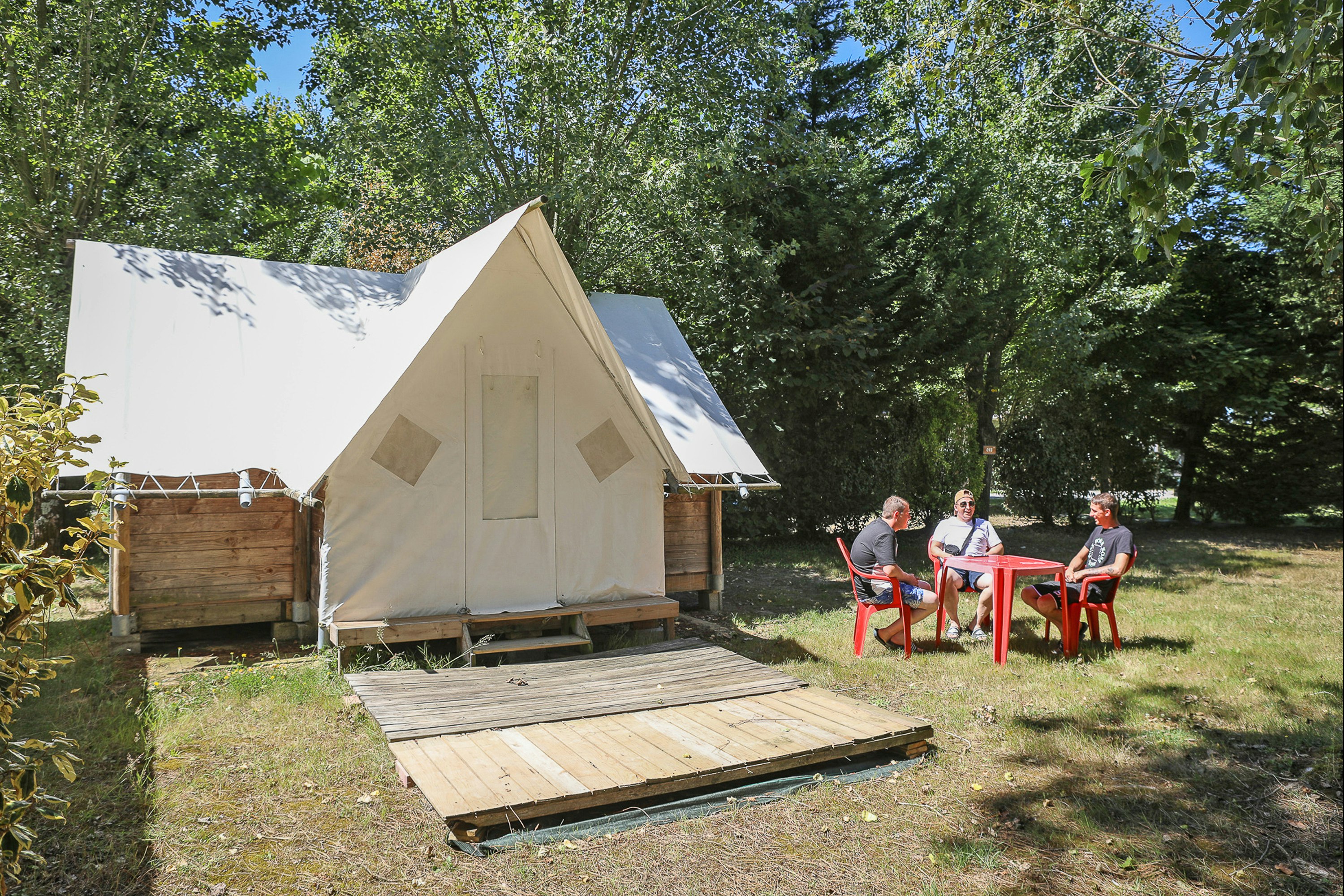 Flower Camping le Pavillon - Glamping-Zelt mit Terrasse auf dem Campingplatz
