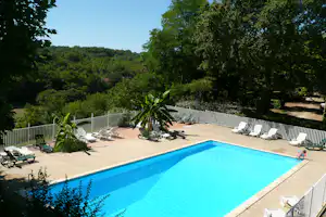Camping Le Pech de Caumont - Pool mit Liegestühlen und Sonnenschirmen auf dem Campingplatz