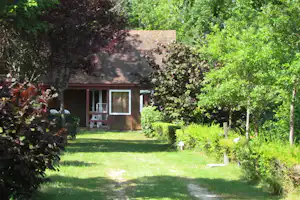 Camping Le Pech de Caumont - Chalet im Grünen auf dem Campingplatz