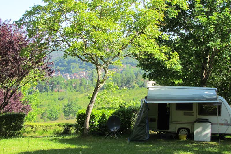 Camping Le Pech de Caumont -  Stellplätze im Grunen  auf dem Campingplatz