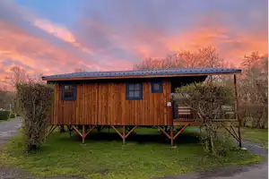 Camping Le Périgord - Mobilheim mit Terrasse auf dem Campingplatz