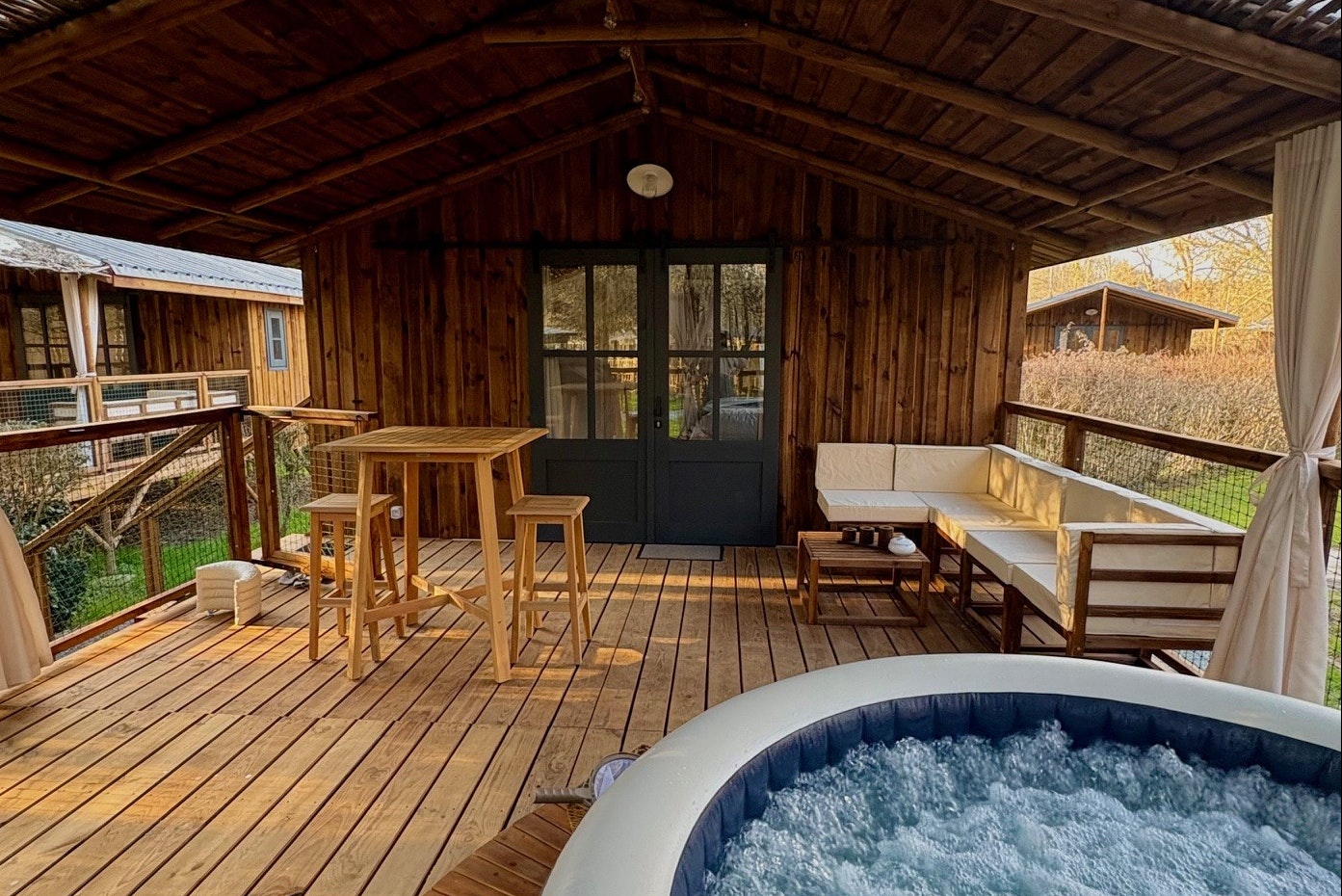 Camping Le Périgord  - Mobilheim mit Terrasse und privatem Jacuzzi auf dem Campingplatz