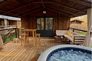 Camping Le Périgord - Mobilheim mit Terrasse und privatem Jacuzzi auf dem Campingplatz