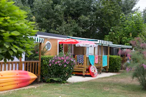 Camping Le Perpetuum - Mobilheime mit Terrasse auf dem Campingplatz