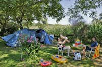 Camping Le Perpetuum -  Zeltstellplatz zwischen Bäumen auf dem Campingplatz