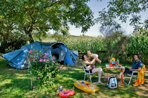 Camping Le Perpetuum - Zeltstellplatz zwischen Bäumen auf dem Campingplatz