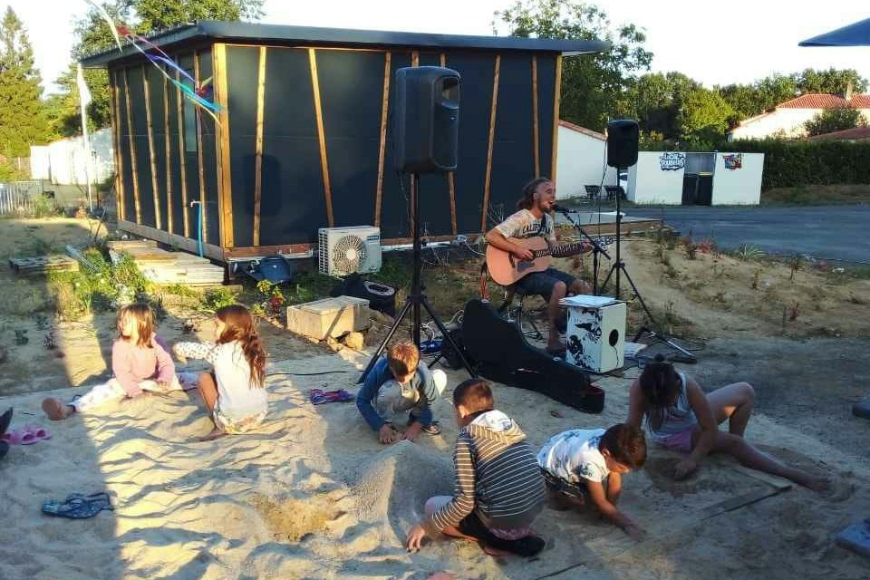 Camping le Petit Bocage - Animationsprogramm mit Live-Music im mit Sand ausgelegten Speilbereich für Kinder