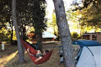 Camping le Petit Bocage - Zeltplätze im Halbschatten von Bäumen gelegen mit unterschiedlichen Mietunterkünften im Hintergrund