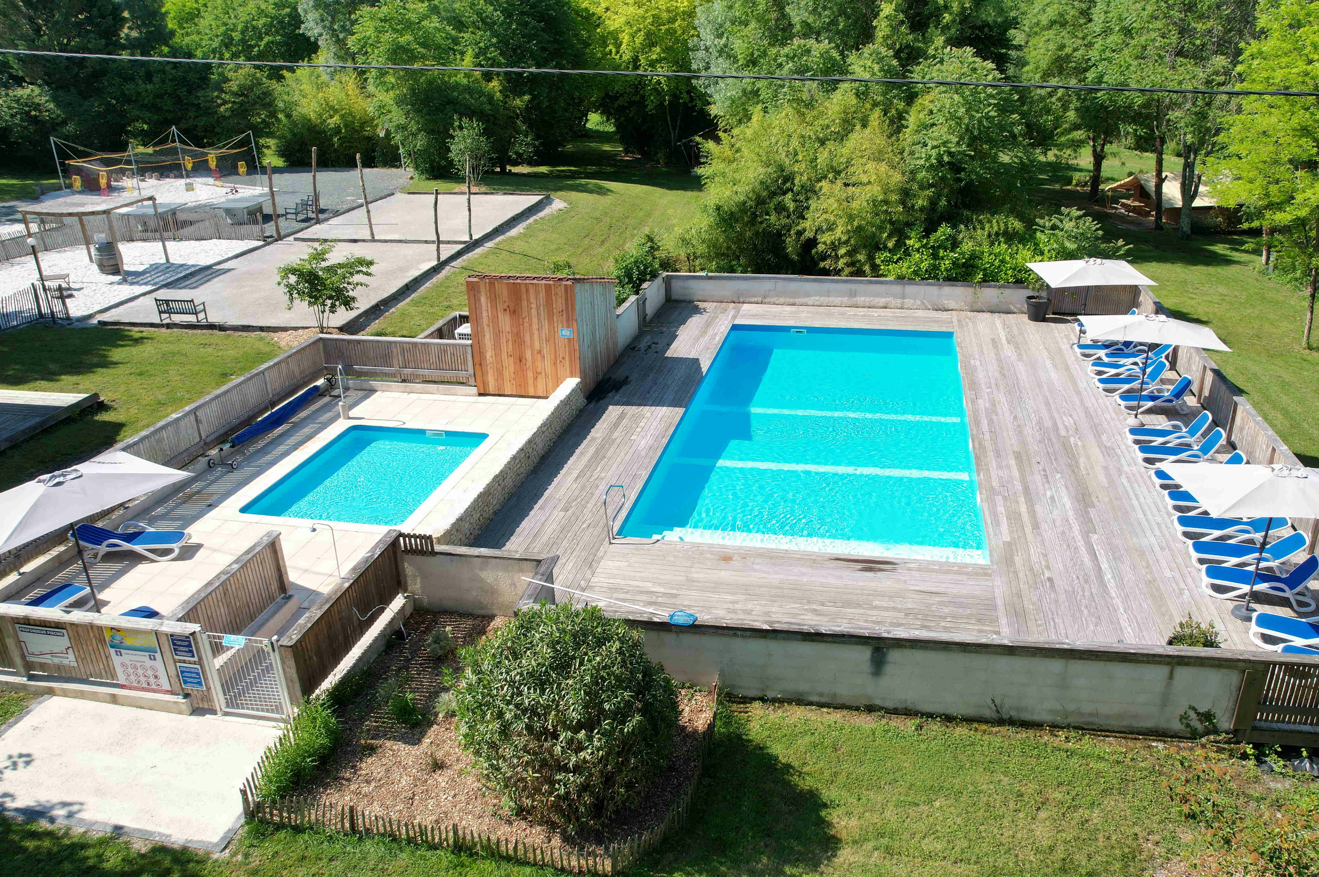 Camping des Tourbières  - Pool im Freien mit Liegestühlen und Sonnenschirmen