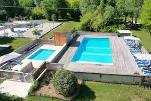 Camping des Tourbières - Pool im Freien mit Liegestühlen und Sonnenschirmen