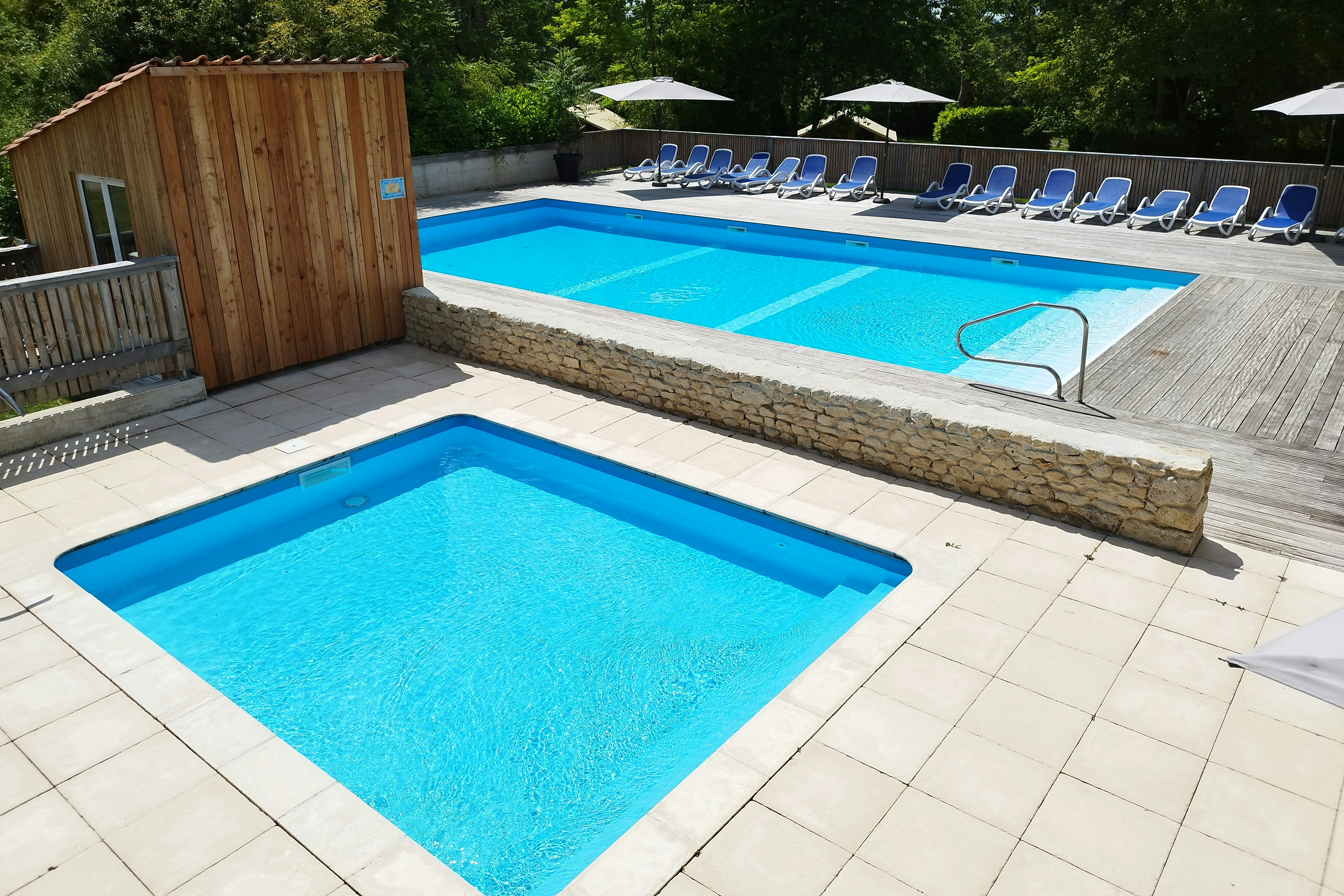 Camping des Tourbières Swimmingpools mit Liegemöglichkeiten