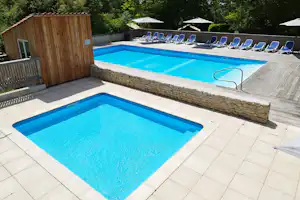 Camping des Tourbières Swimmingpools mit Liegemöglichkeiten