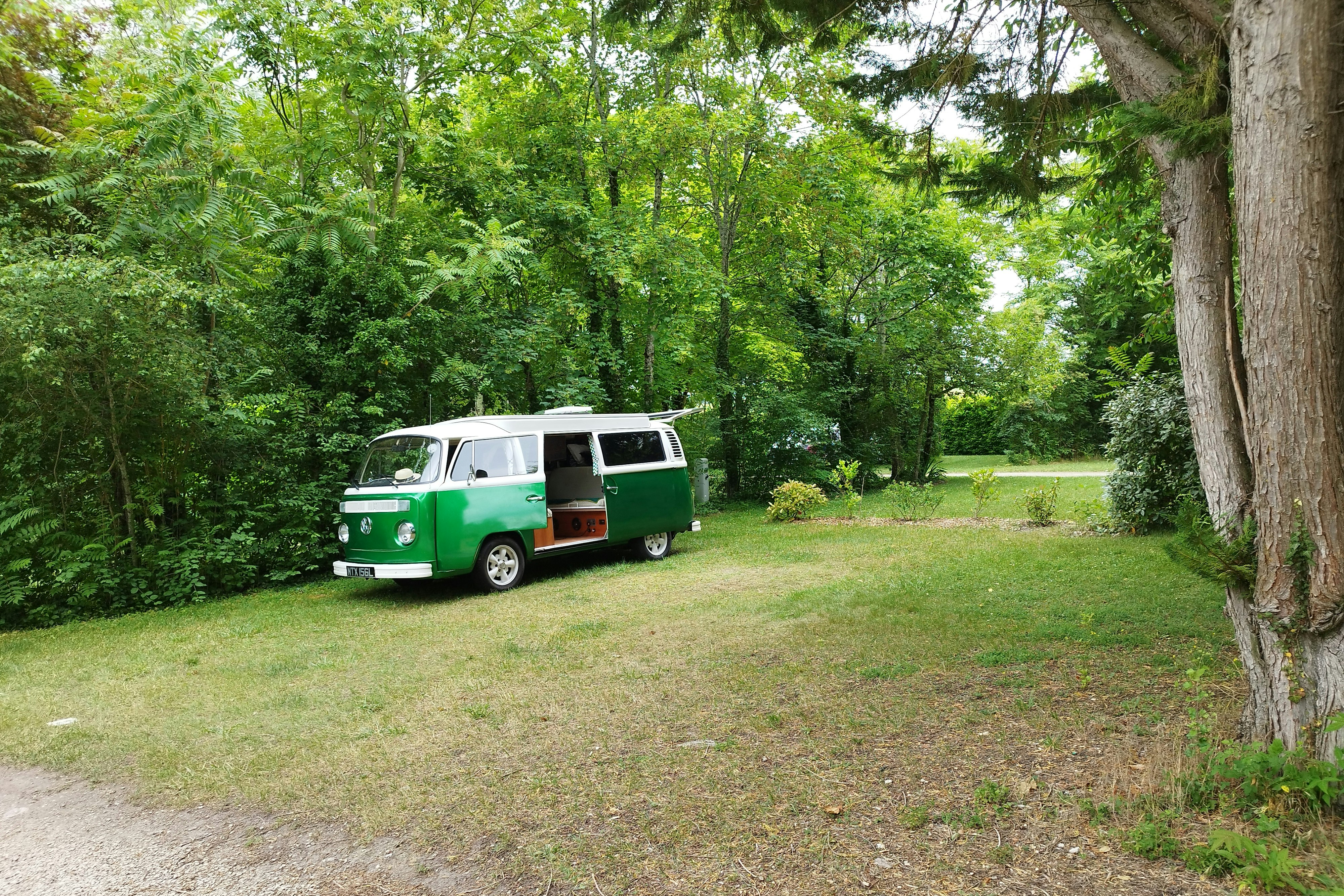 Camping des Tourbières großzügiger Standplatz auf dem Campingplatz