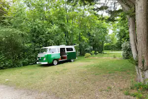 Camping des Tourbières großzügiger Standplatz auf dem Campingplatz