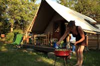 Camping Le Petit Liou - Glamping Zelt mit Grillplatz auf dem Campingplatz