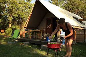 Camping Le Petit Liou - Glamping Zelt mit Grillplatz auf dem Campingplatz