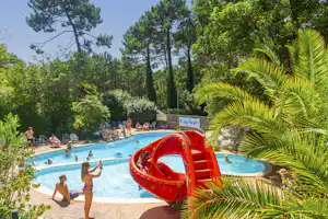 Camping Capfun Le Petit Nice - Gäste an der Poolanlage auf dem Campingplatz