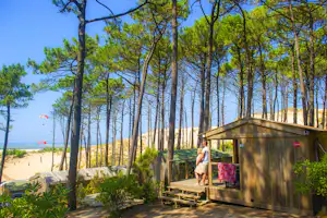 Camping Capfun Le Petit Nice - Gäste vor Ihrem Mobilheim